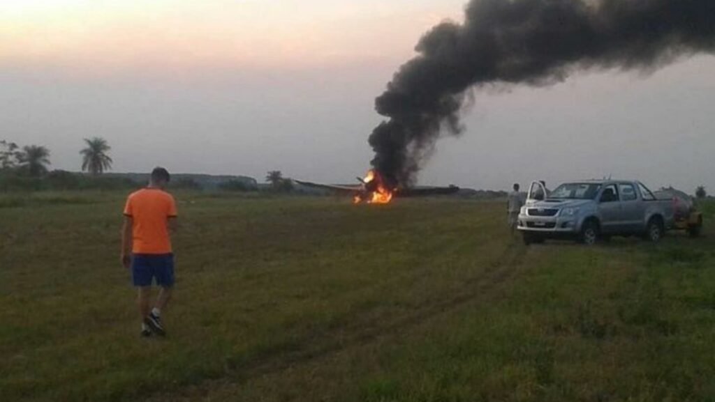 Avión hidrante que combatía los incendios en Corrientes se prendió fuego mientras era reabastecido