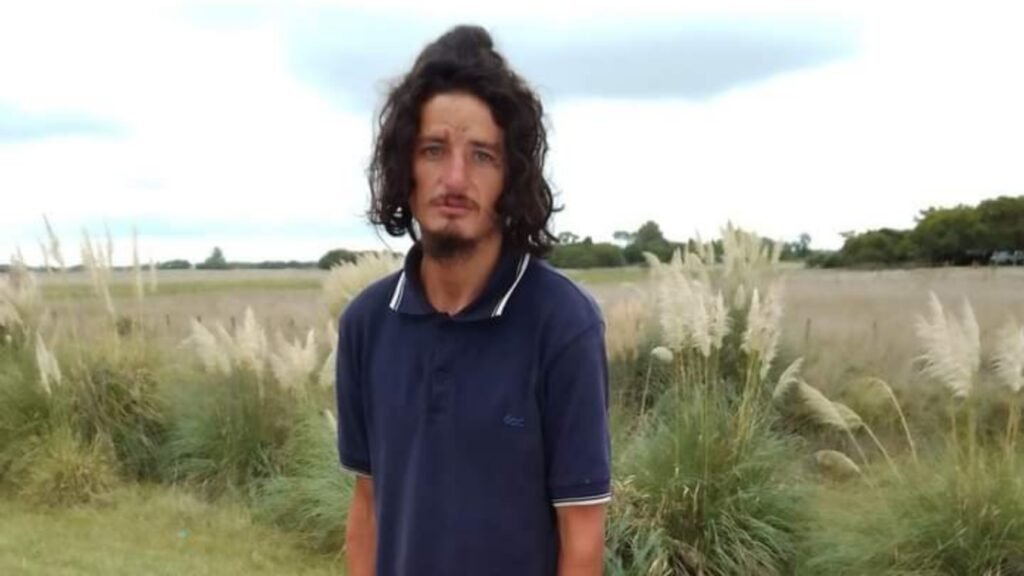 Encontró a un joven en Ruta 74 y solicita ayuda para dar con su familia