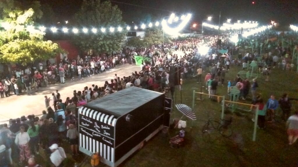 Cientos de ayacuchenses vivieron a pleno la primera noche de carnaval