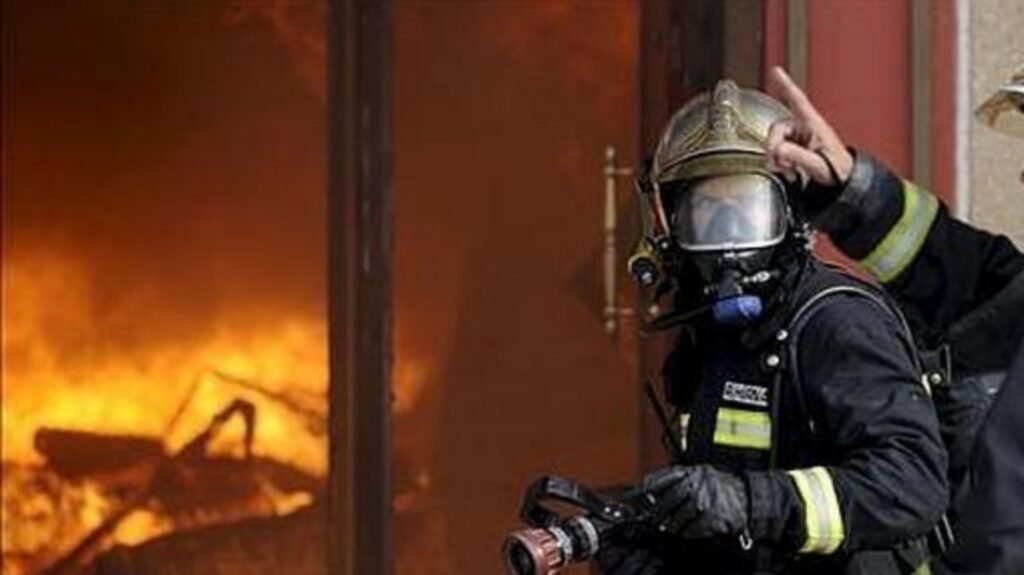 ¡Vecinos solidarios!: Juntan elementos para una familia que perdió todo en un voraz incendio