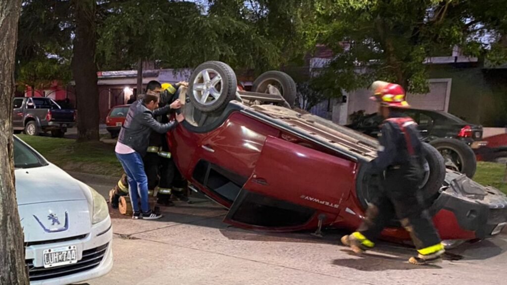 Un vehículo volcó en plena Avenida Miguens: El conductor dio positivo en alcholemia
