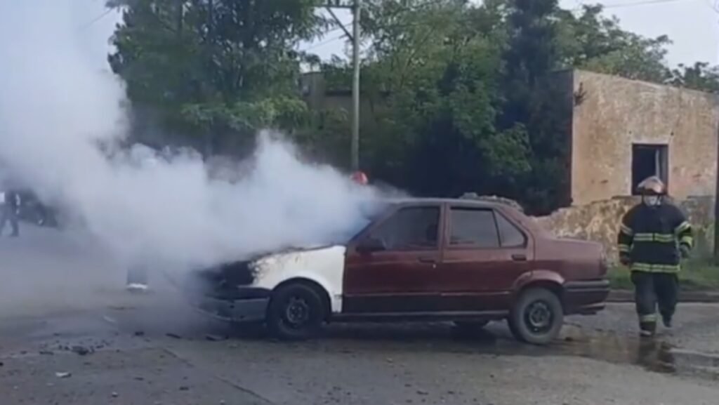 Un vehículo se incendió y Bomberos tuvo que intervenir