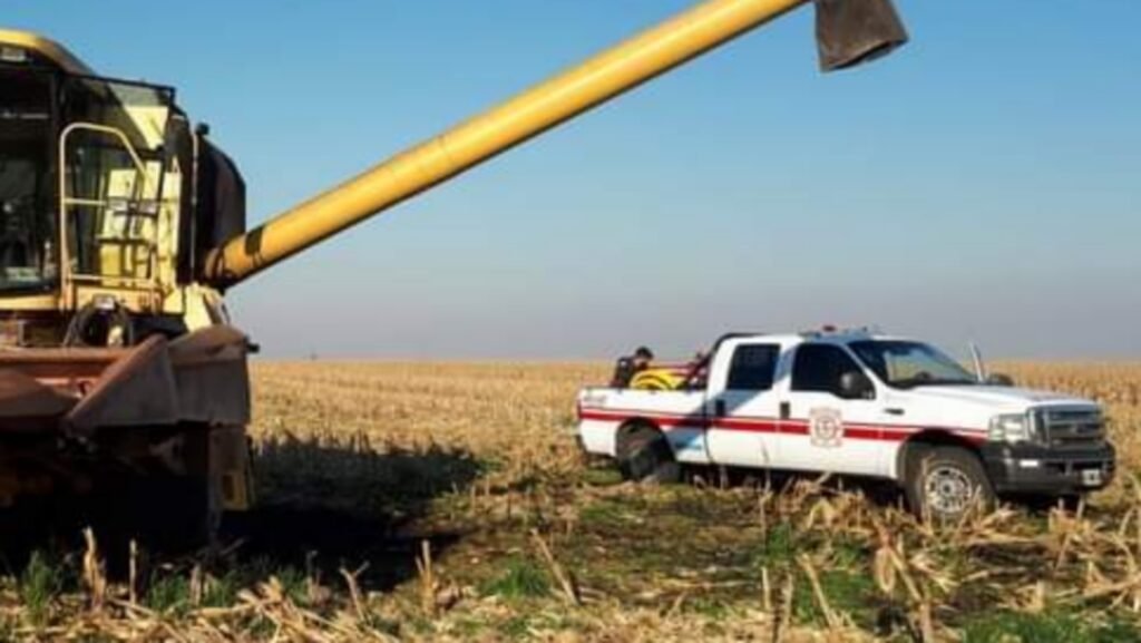 Una cosechadora se incendió íntegramente en un campo: Bomberos tuvo que intervenir