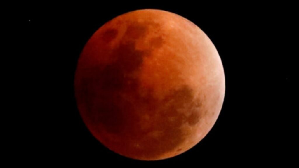 Dónde y a qué hora ver el eclipse lunar de este domingo 15 de mayo