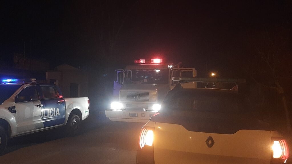 Los servicios de emergencias trabajaron en un incendio en una vivienda