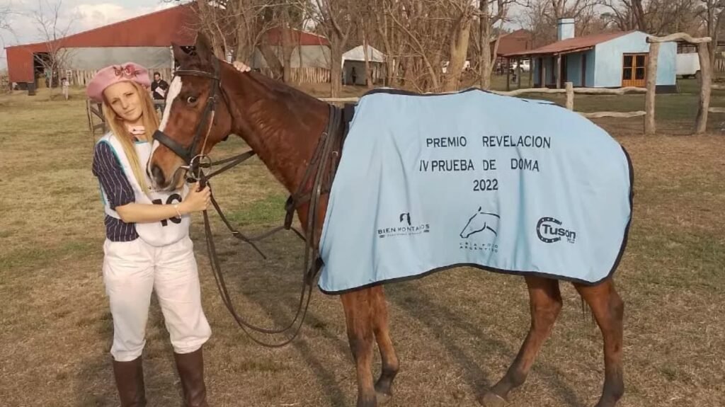 La joven ayacuchense Claudia Lynch es revelación femenina en IV Prueba de Doma para Caballos Cría Polo Argentino