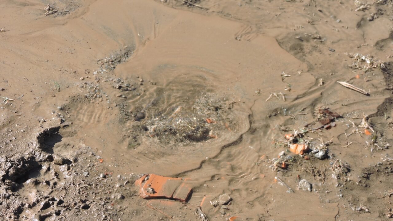 Vecinos reclaman el arreglo de una importante perdida de agua