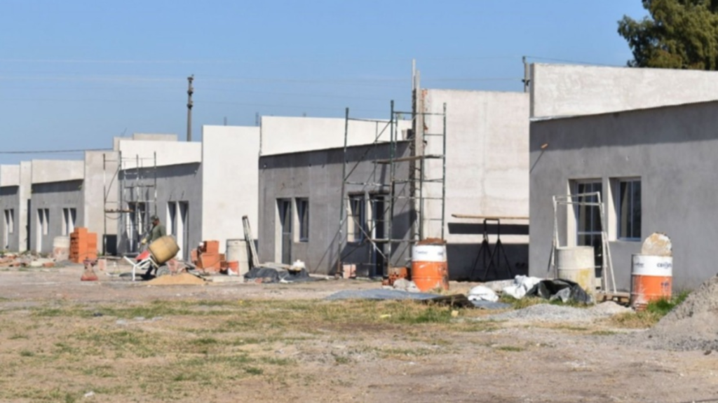 Cordonnier brindó detalles sobre la construcción de nuevas viviendas