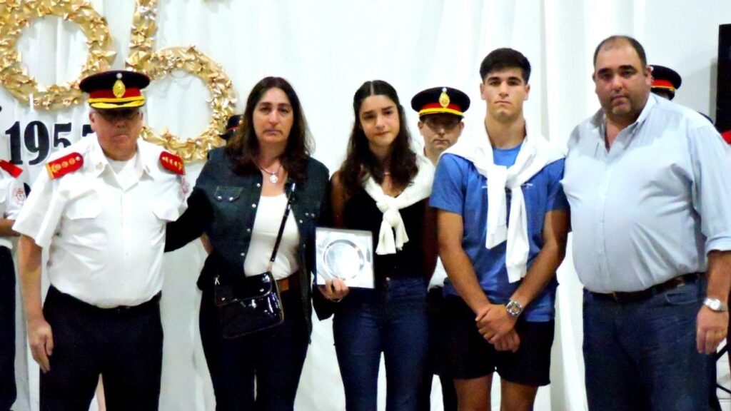 Bomberos Voluntarios de Ayacucho rindió un homenaje al Ayudante Mayor Leonardo Beheran en emotivo acto anual de reconocimientos