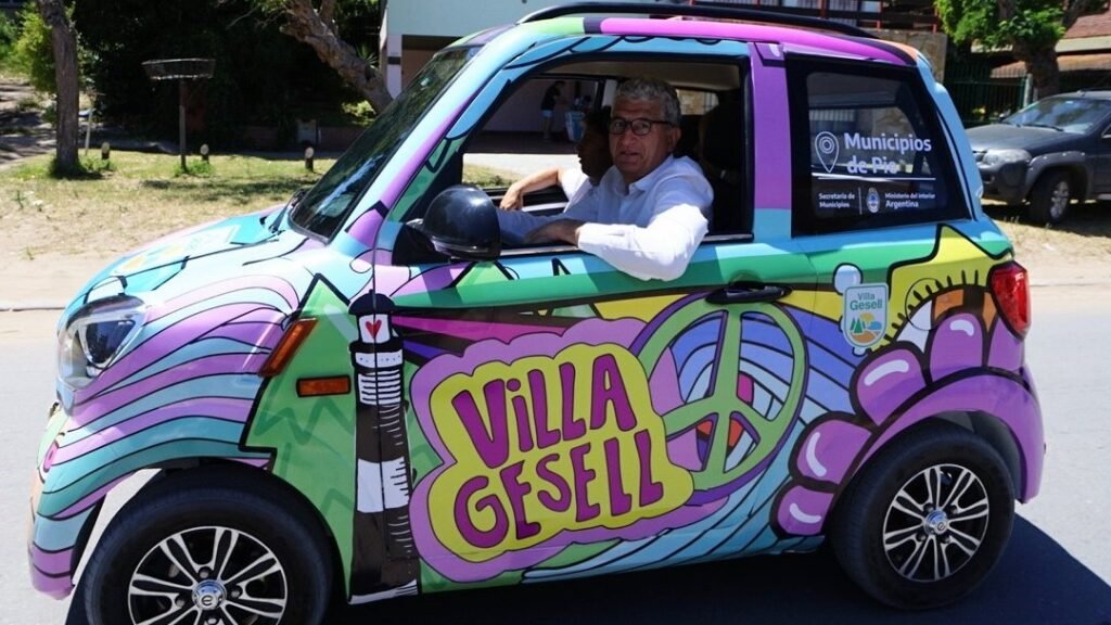 Axel Kicillof entregó en Villa Gesell el primer auto eléctrico de la región