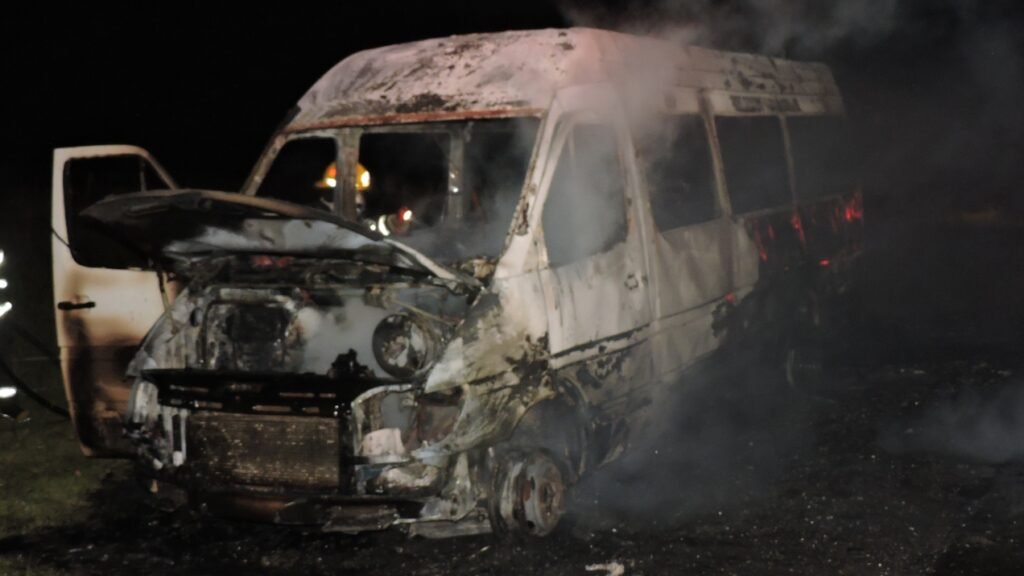 Una combi se incendió en ruta 74 a pocos kilómetros de la ciudad