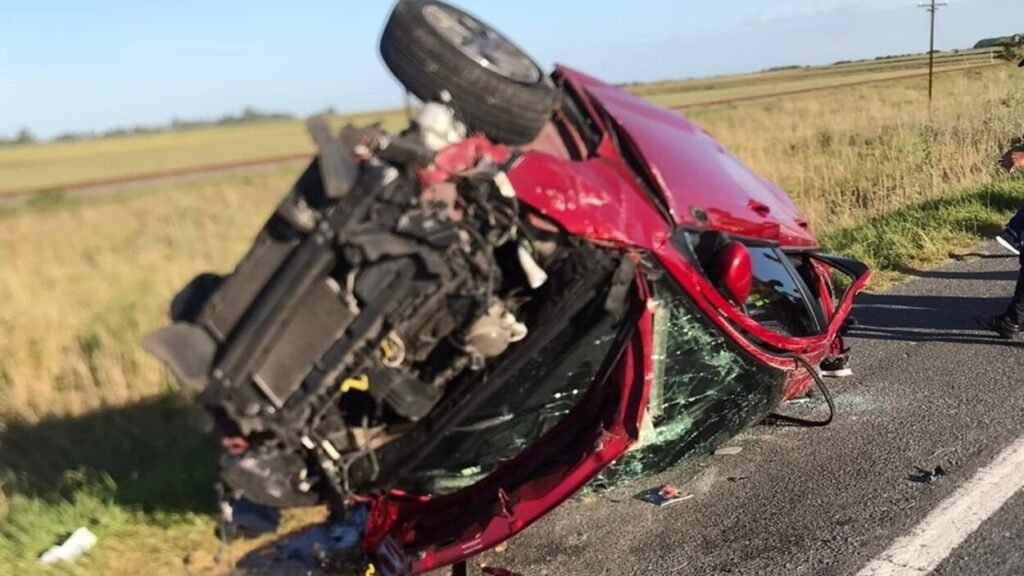 Accidente en Ruta 2: Cuatro heridos al volcar un auto cerca de Dolores