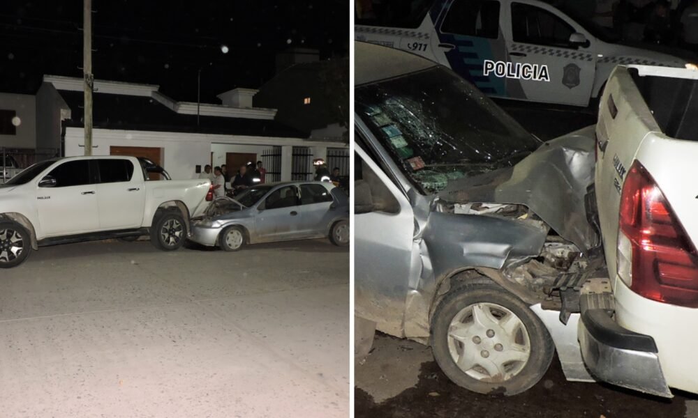 Un vehículo chocó una camioneta estacionada y dos jovenes fueron trasladados a Hospital