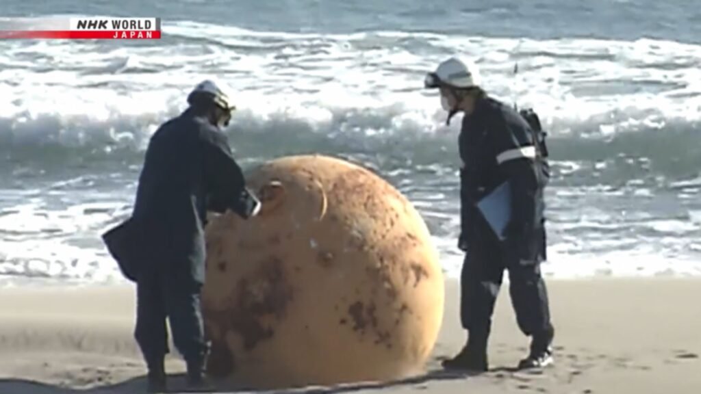 Creer o reventar: Encuentran misteriosa esfera metálica en playa de Japón ¿Es un ovni?