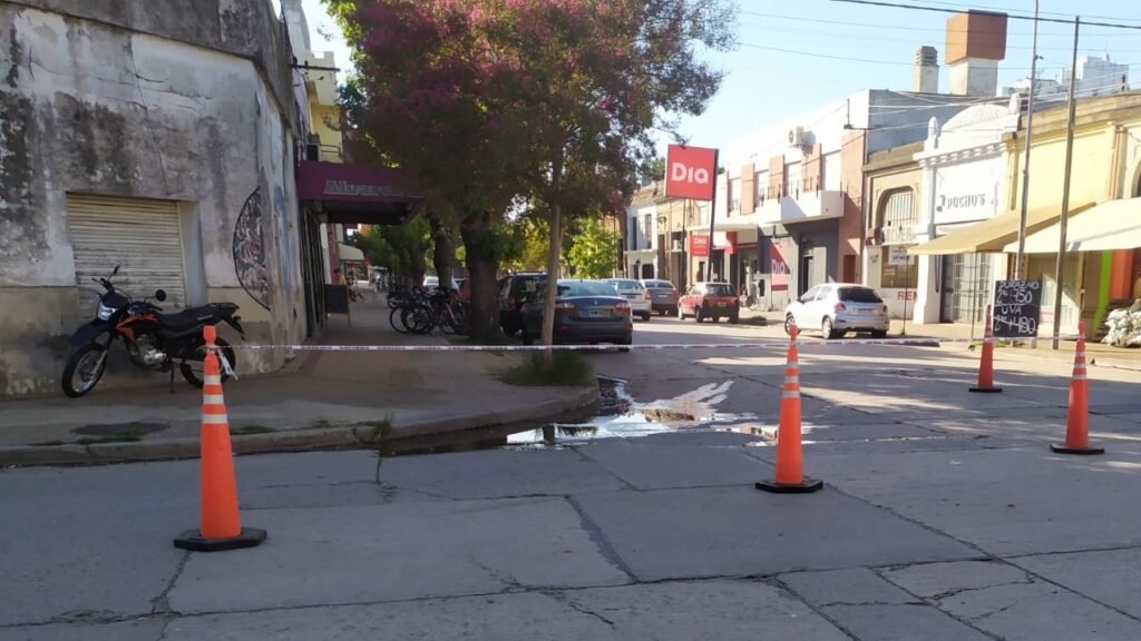 Un vehículo se dio a la fuga luego de protagonizar un accidente contra una moto