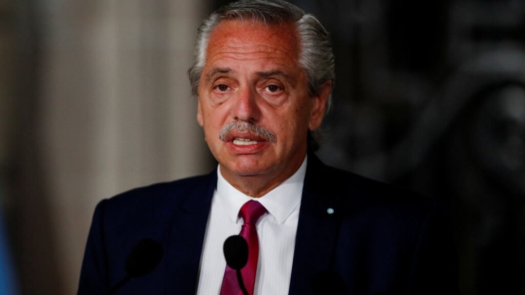 Trasladaron a Alberto Fernández al Sanatorio Otamenti por un dolor de espalda