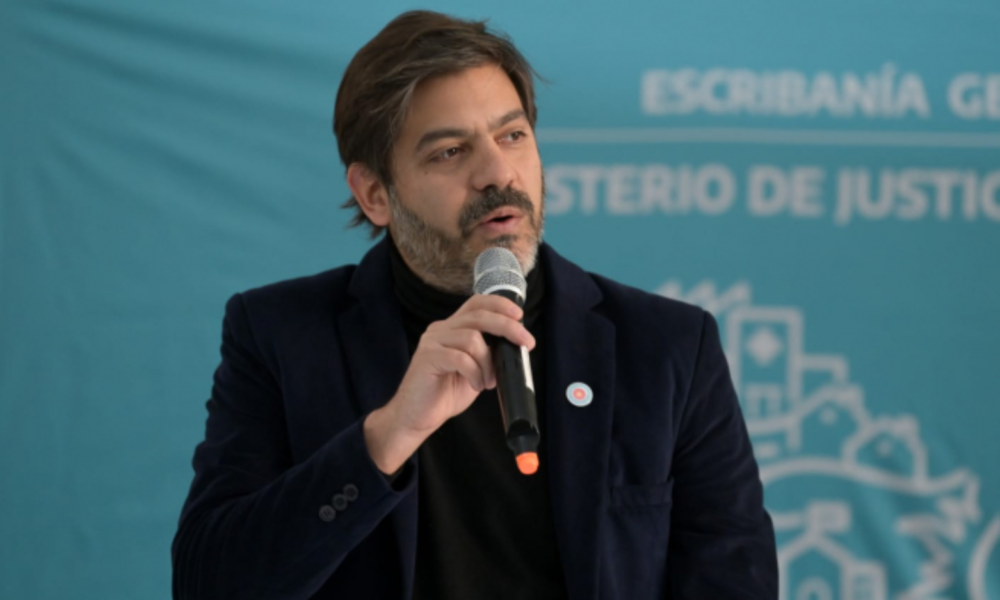Carlos Bianco estará en la entrega de escrituras