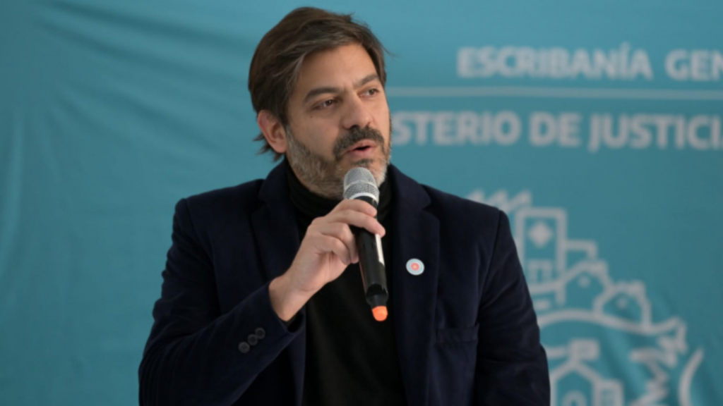 Carlos Bianco estará en la entrega de escrituras