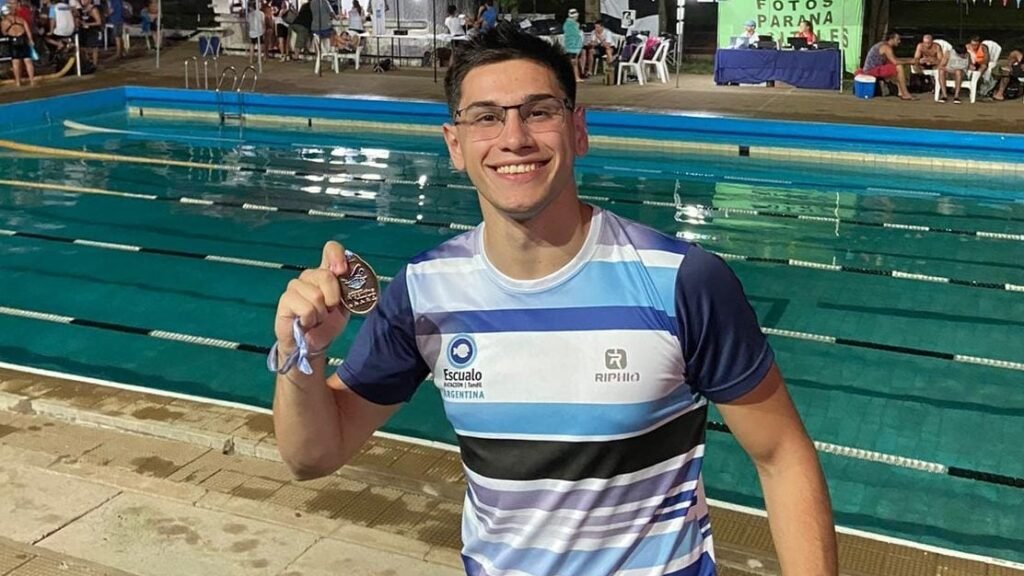 El joven Sergio Girado se destaca en importante torneo de natación representando a Escualo en Entre Ríos
