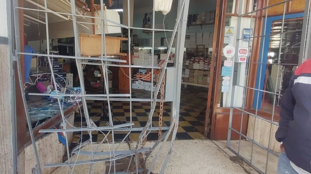 Tras el fuerte accidente en el frente de un comercio, su propietario dijo que fue una situación horrible
