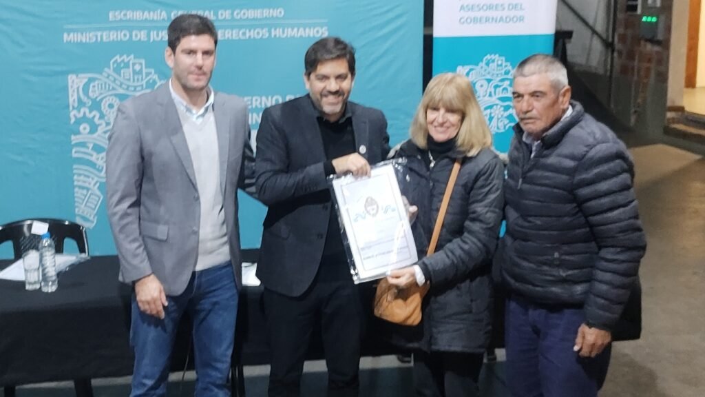 Bianco entregó más de 100 escrituras y firmó un convenio con Municipio
