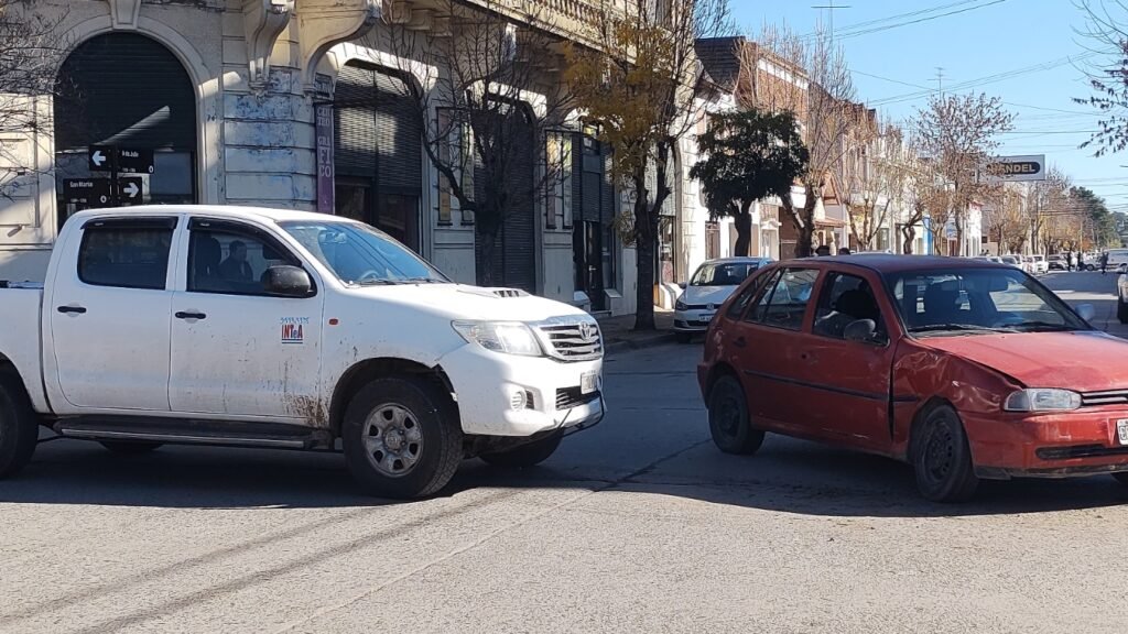 Choque en pleno centro de la ciudad: una mujer trasladada al Hospital