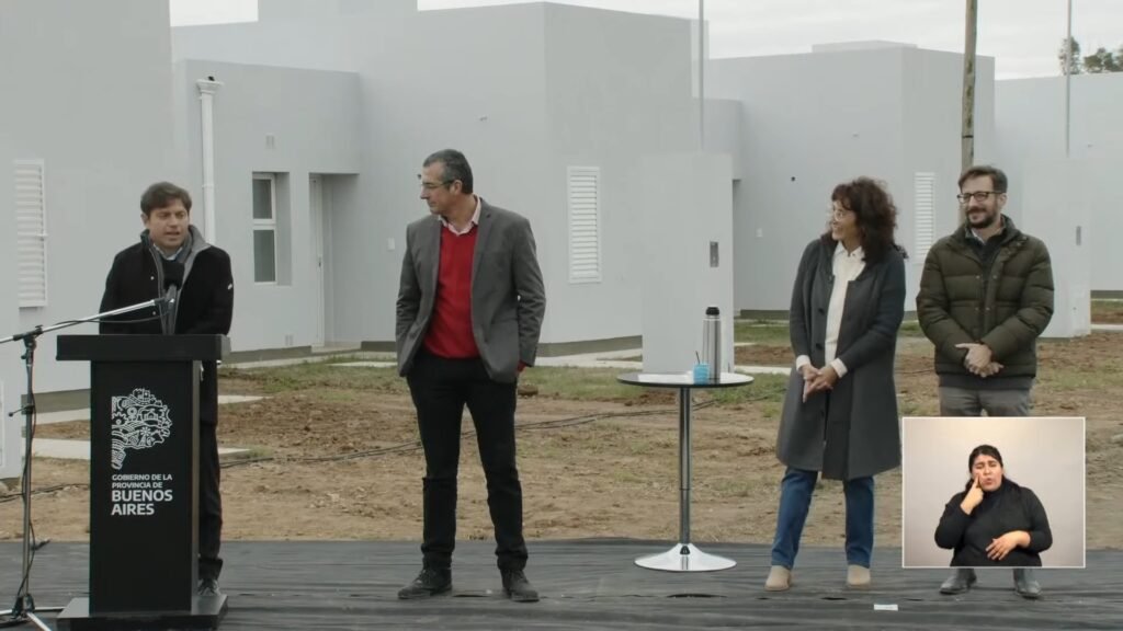Rauch: El Gobernador bonaerense Axel Kicillof encabezó una entrega de viviendas