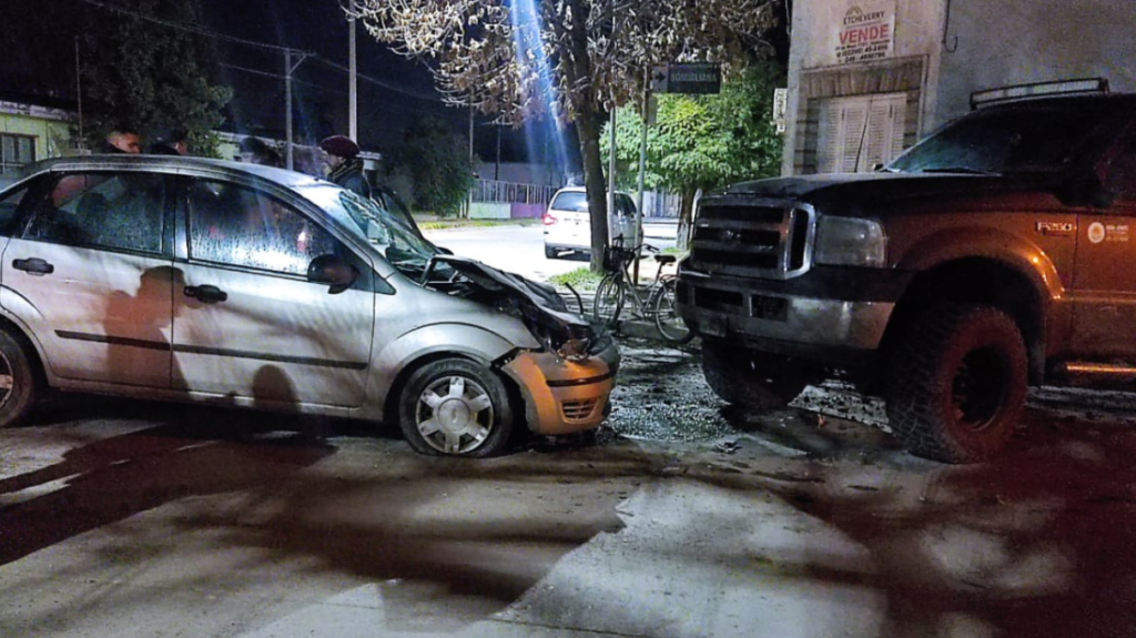 Fuerte choque entre un auto y una camioneta: una mujer fue llevada al Hospital