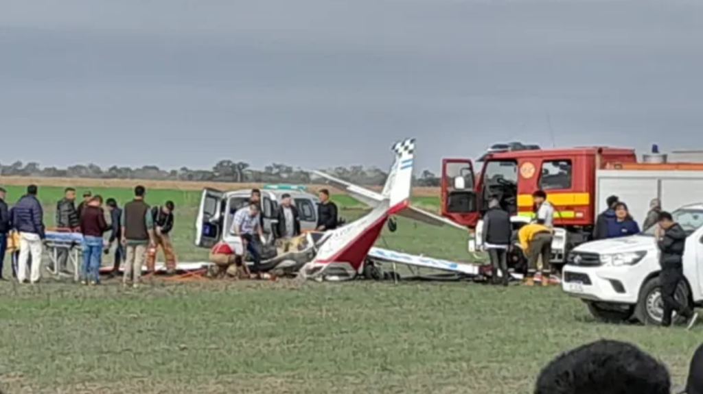 Impactante accidente en Chaco: cayó un avión durante una exhibición y fallecieron dos personas