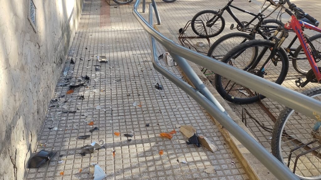 Video: Un vehículo chocó contra una escuela en pleno centro