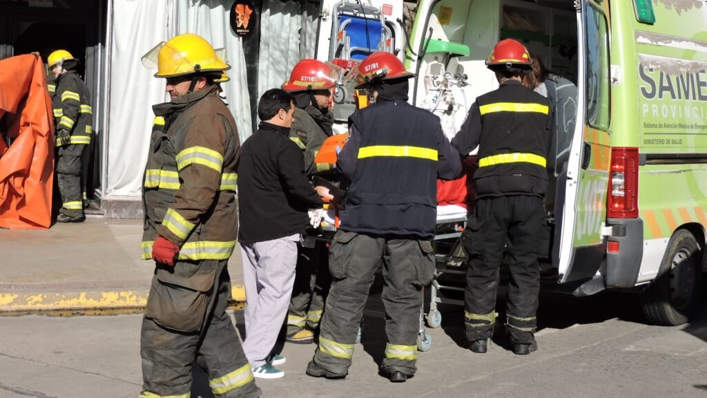 Fuerte choque en pleno centro: un joven terminó dentro de un local