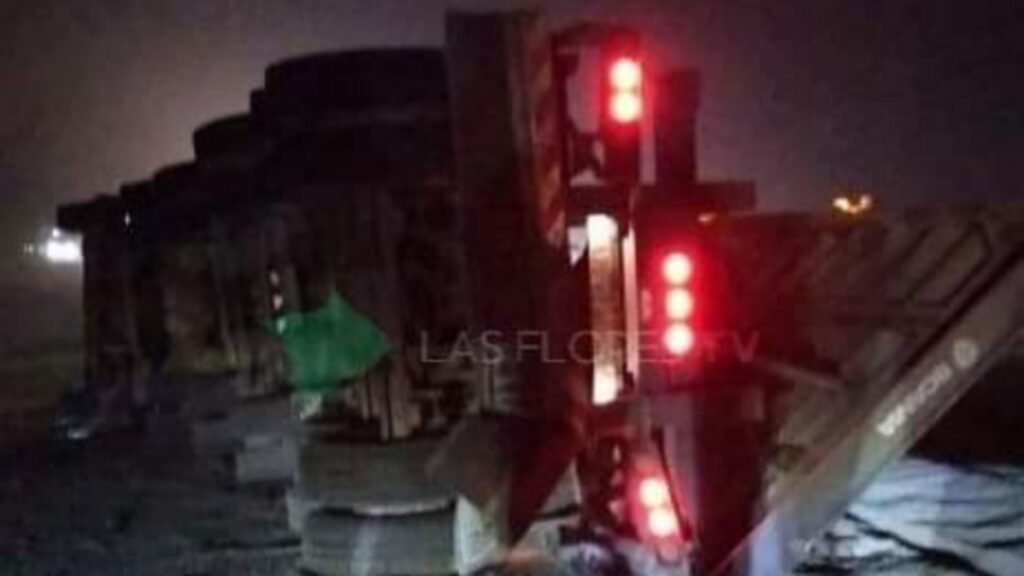 Vuelco de camión en Ruta 3 genera complicaciones en el tránsito de Las Flores