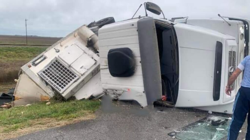 Fuerte vuelco en Ruta 2: Volcó camión cargado de pescado en la zona de General Pirán