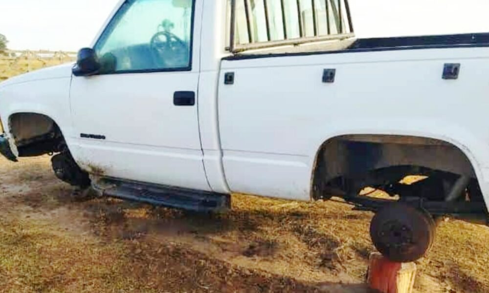 Udaquiola: Le roban las ruedas de su camioneta y se la dejan apoyada en troncos de leña