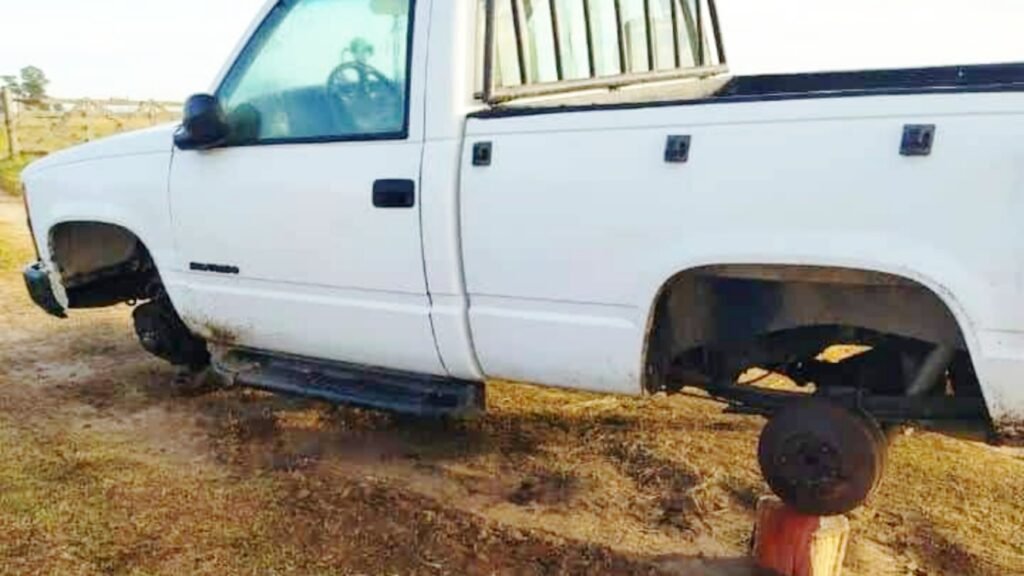 Udaquiola: Le roban las ruedas de su camioneta y se la dejan apoyada en troncos de leña