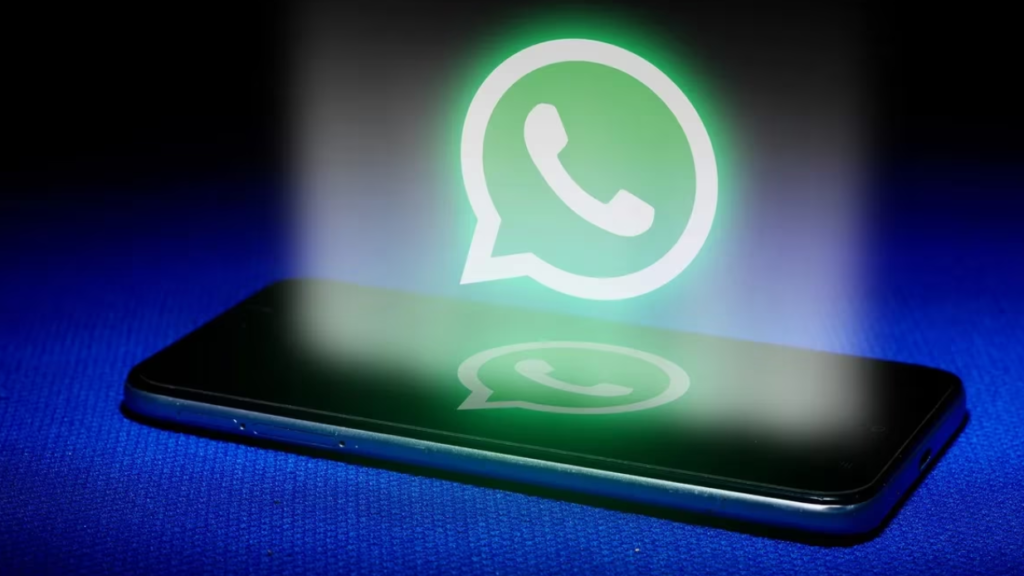 El mensaje “bomba” que te bloquea WhatsApp: qué hacer si te llega y cómo borrarlo