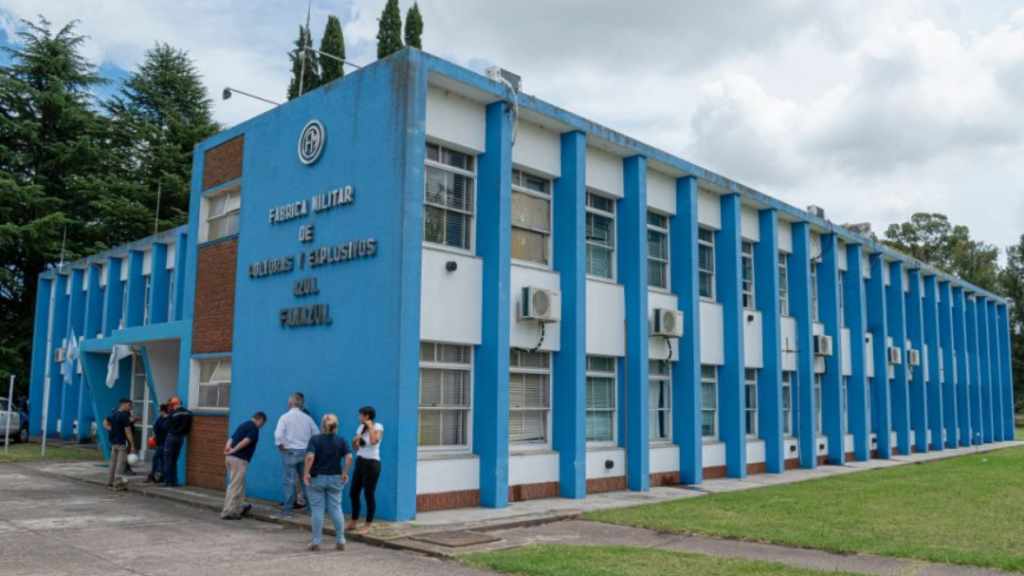 Azul: Alberto Fernandez encabezó el acto de reapertura de la Fábrica Militar (Fanazul)