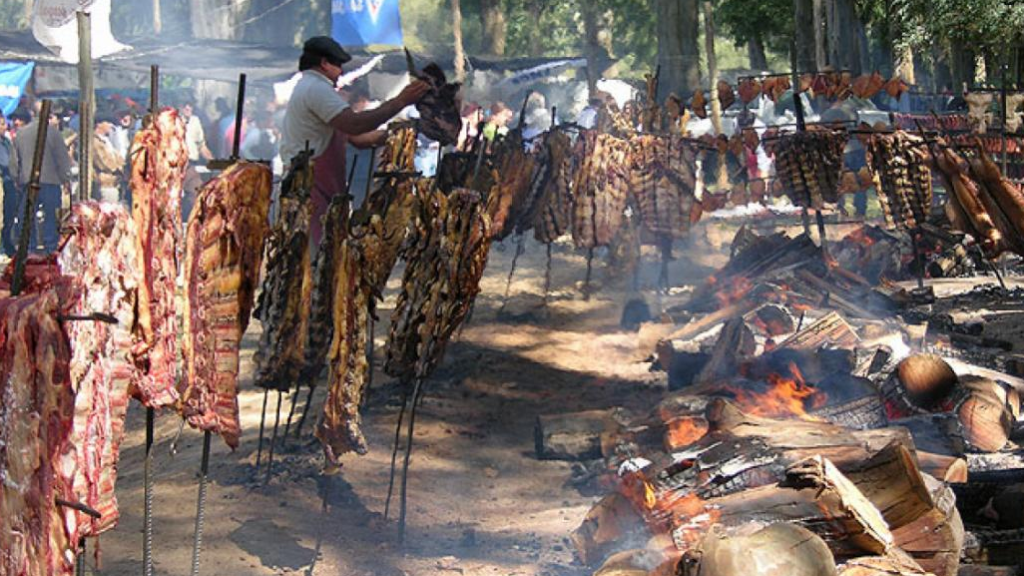 La asociación de la Fiesta del Ternero homenajea a destacadas personas y ofrece venta de asado
