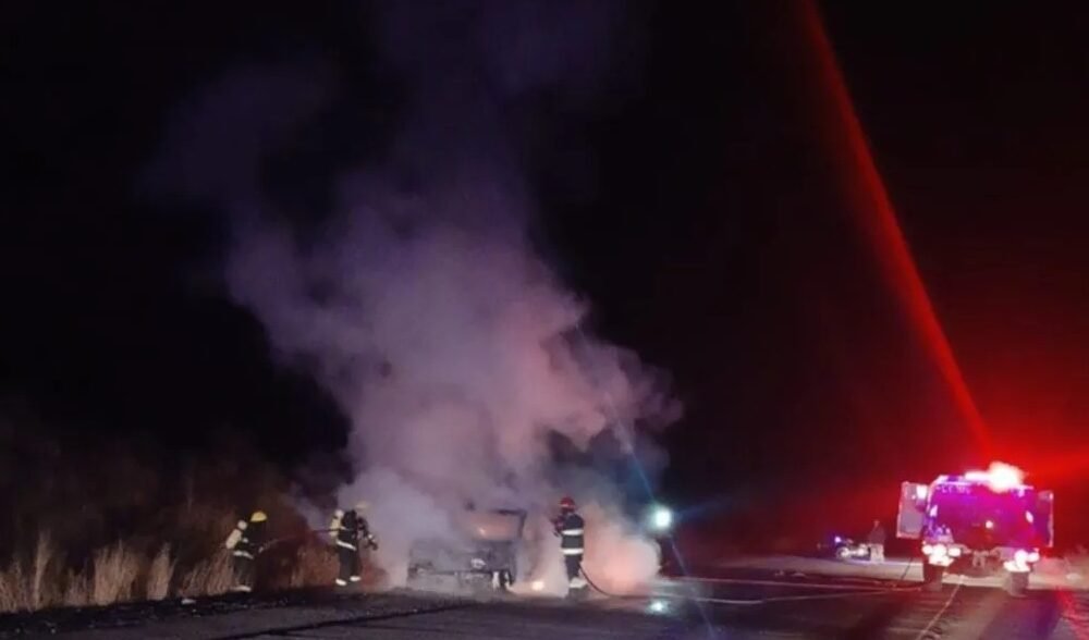 En plena madrugada una camioneta se incendió en Ruta 29