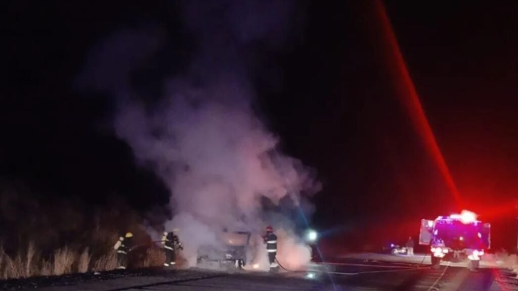 En plena madrugada una camioneta se incendió en Ruta 29