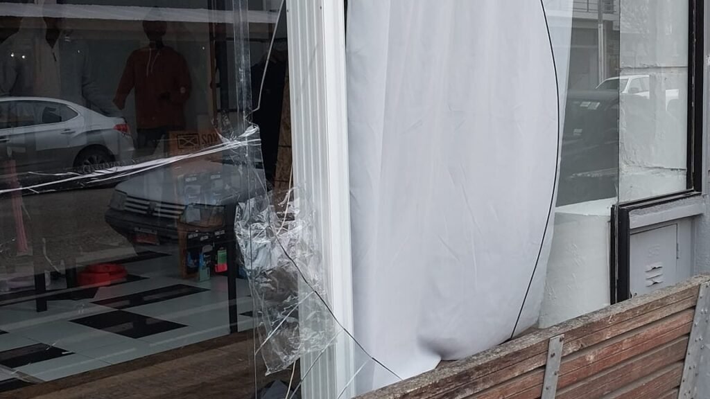 Vandalismo en un comercio céntrico desata polémica sobre seguridad durante los fines de semana