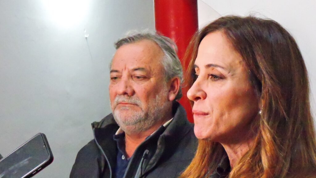 Victoria Tolosa Paz e Inés Arrondo estuvieron entregando elementos a clubes de Ayacucho