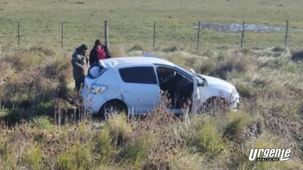 Volcó un auto en Ruta 74 y dos personas fueron trasladados al Hospital
