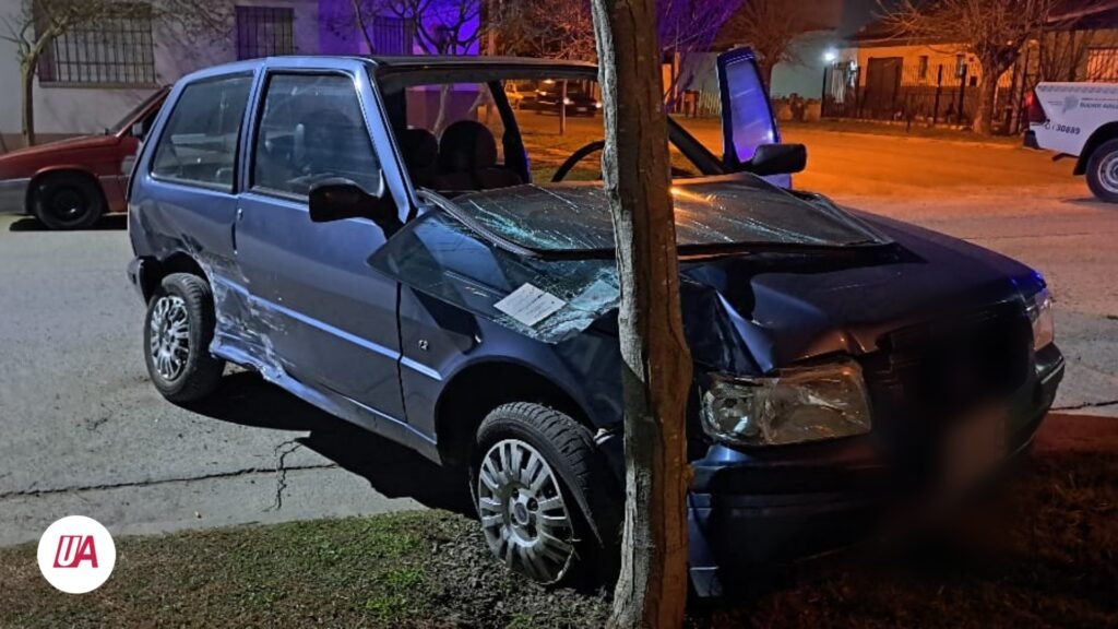 Fuerte choque entre dos vehículos: uno de ellos terminó impactando contra un árbol
