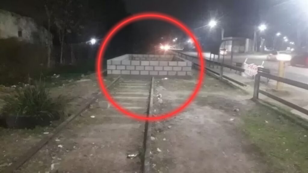 Pilar: Edificaron una casa sobre las vías del tren