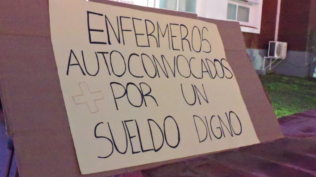 Enfermeros autocovocados de Ayacucho protestan por un sueldo digno y reconocimiento de su título