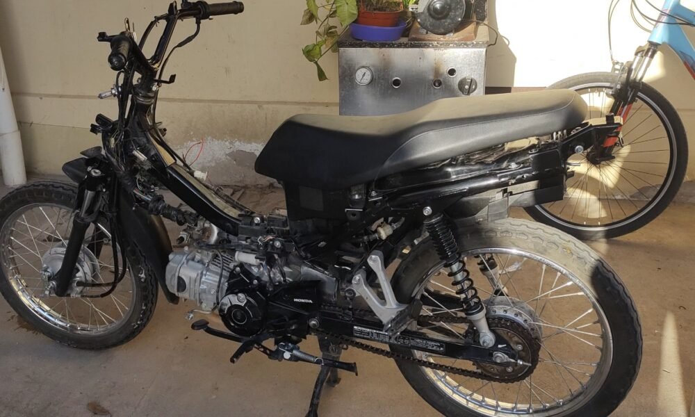 Le robaron la moto y logró recuperarla por sus propios medios: apareció destruida