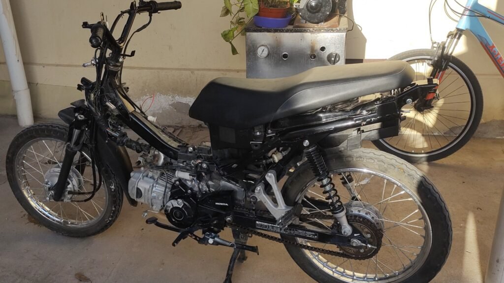 Le robaron la moto y logró recuperarla por sus propios medios: apareció destruida