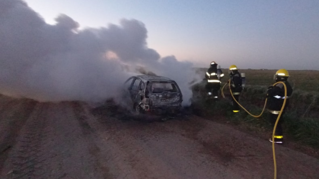Un vehículo se incendió por completo en un camino rural