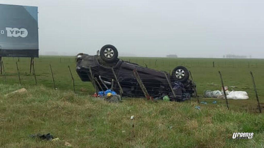 Una camioneta perdió el control y terminó en el interior de un campo: 2 heridos